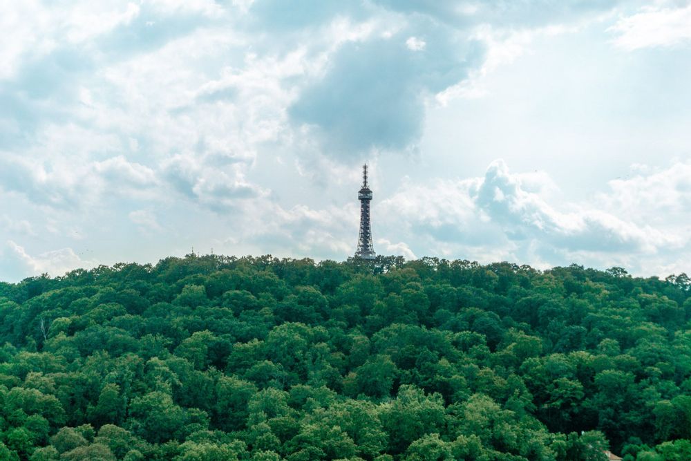 Petřínská rozhledna, pražský symbol nabízející panoramatické výhledy na město.